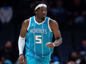 Los Lakers adquieren pívot Mark Williams