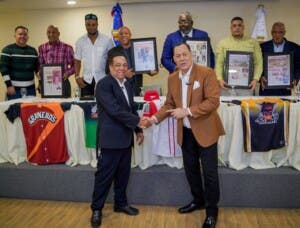 Franklin Mirabal suscribe acuerdo con LNBP