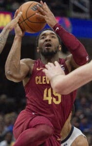Mitchell y Mobley ayudan Cavaliers a extender racha