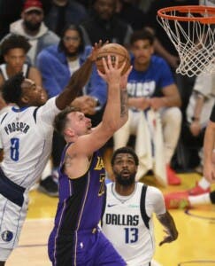 Luka Doncic logra triple-doble ante los Mavericks