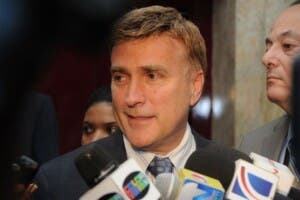 «¡Ni siquiera sé cómo llamarlo!»: Exembajador de EE.UU. sorprendido por tráfico en Santo Domingo