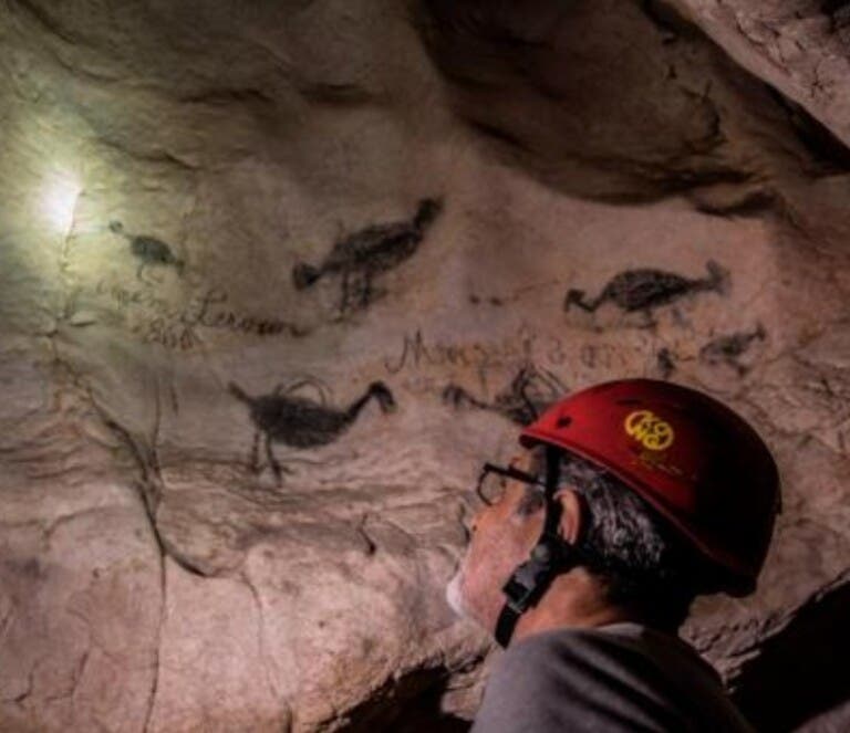 Petroglifos y pinturas en unas cuevas del Pomier.