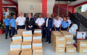 Fundación Empresarial entrega uniformes y equipos a bomberos de Montecristi