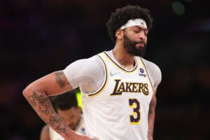 Anthony Davis se despide de los Lakers y su título