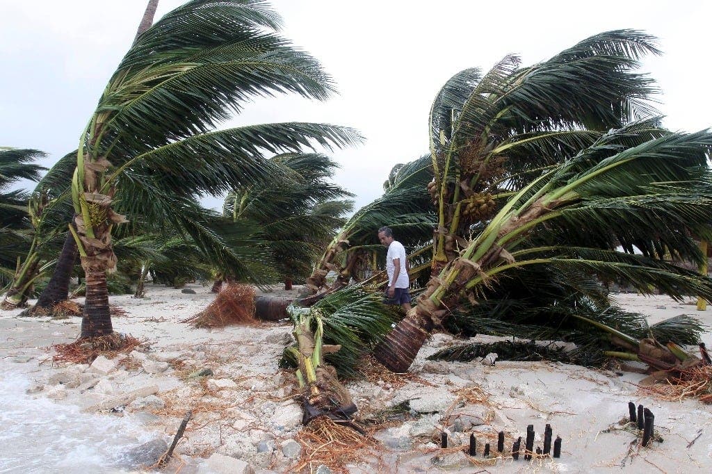 El estudio, basado en modelos de predicción climática, sugiere que los ciclones tropicales serán más intensos y frecuentes en ambas regiones.