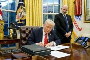Trump amplía poderes presidenciales: una estrategia sin precedentes en la historia de EE.UU.