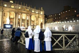 Fieles y miembros de la Curia oran por el papa Francisco en San Pedro