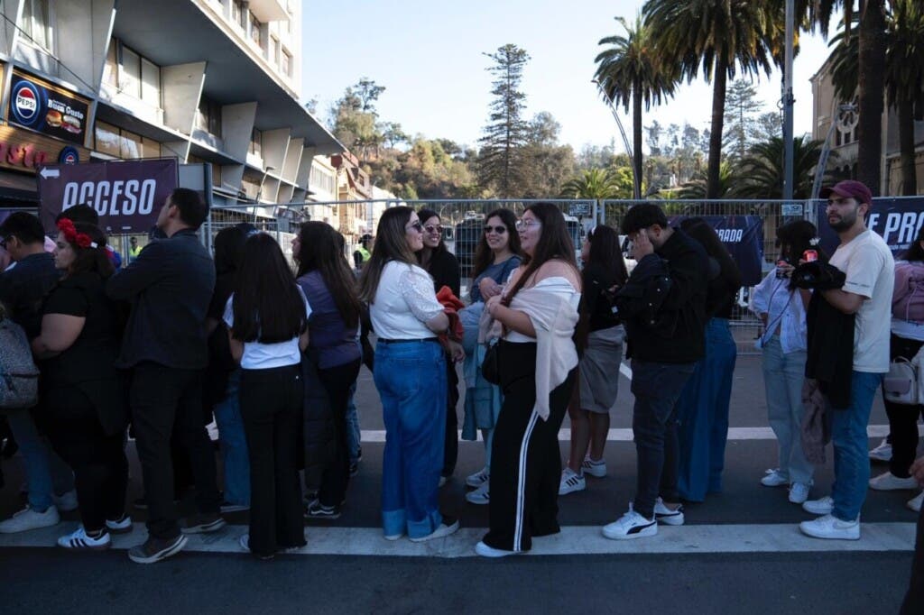 Igualmente, los jóvenes Benjamín Pérez y Antonia Yevenez vinieron esta mañana de Santiago para ver a Morat, y fue aquí donde se encontraron con el apagón.