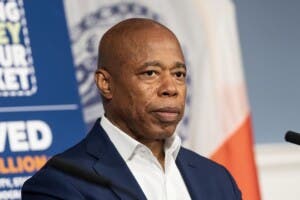 Alcalde de Nueva York niega ofreciera algo para retiro de cargos por presunta corrupción