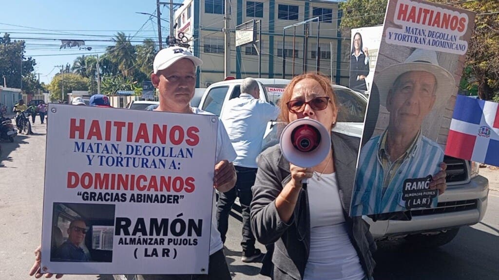 Familiares del comerciante Ramón Almánzar Pujols y el chofer Rafael Alcántara marchan en Pedernales pidiendo justicia por la muerte de su pariente.-Foto Julio Gómez