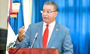 Wilson Gómez Ramírez, presidente del Instituto Duartiano (ID), es un defensor del uso correcto de los “Símbolos Patrios a estudiantes de diferentes Colegio y Universidades.