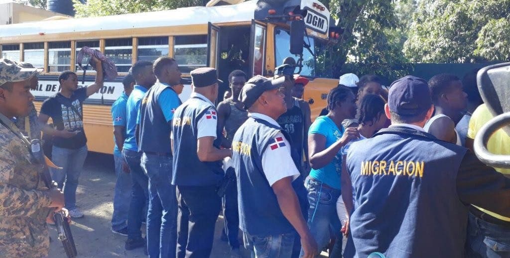 En otras comunidades de Montecristi, también fueron realizados operativos de interdicción migratoria en las comunidades de Botoncillo, Las Matas de Santa Cruz y Bohío Viejo