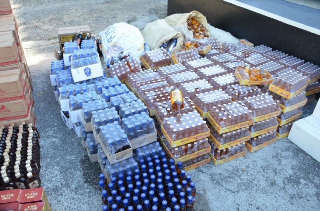 Mercancías diversas confiscadas junto a los 2.2 millones de unidades de cigarrillos por el Cesfront en la frontera
