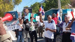 Familiares comerciante y chofer marchan en Pedernales exigiendo justicia