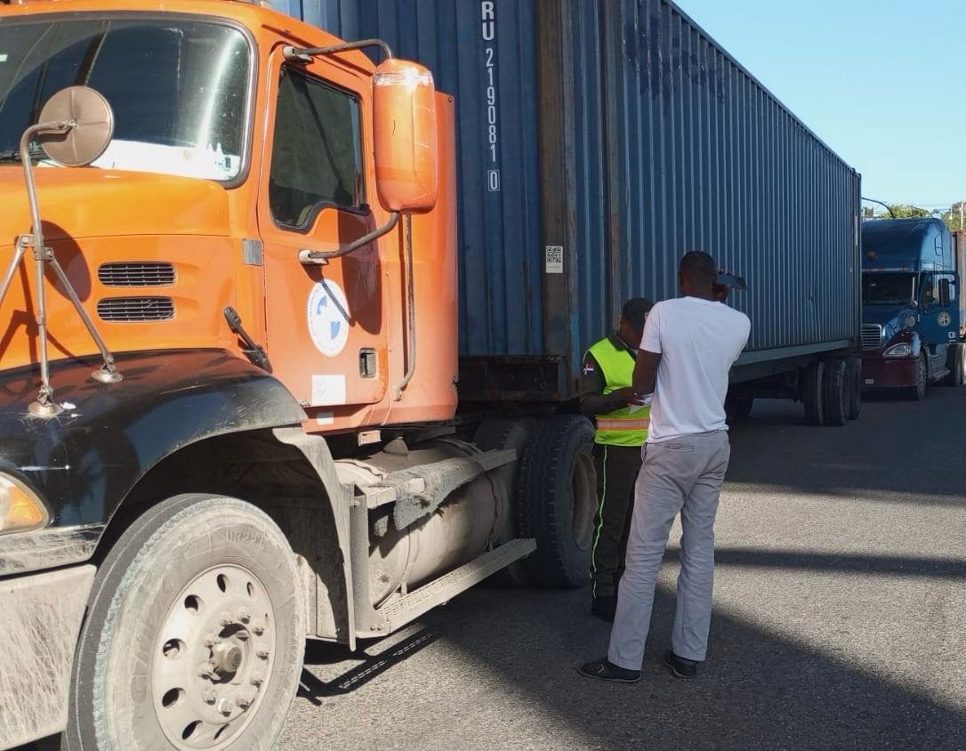 Digesett sancionará a furgones que circulen por el Malecón de SD