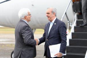 Abinader llega a Montevideo para la toma de posesión de Yamandú Orsi