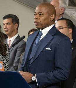 Continúan pedido de destitución contra alcalde NYC Eric Adams
