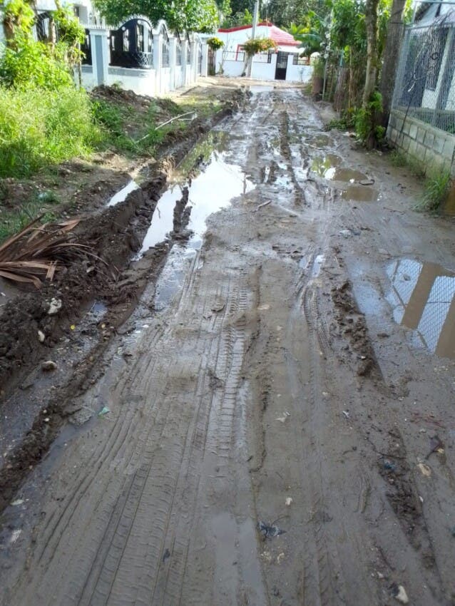 Condiciones en que se encuentran las calles de este municipio, mientras la alcaldía de Tenares vuelve a parar la obra por la mala calidad de los materiales