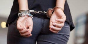 Maltrato infantil: Arrestan a madre tras quemar las manos a su hijo
