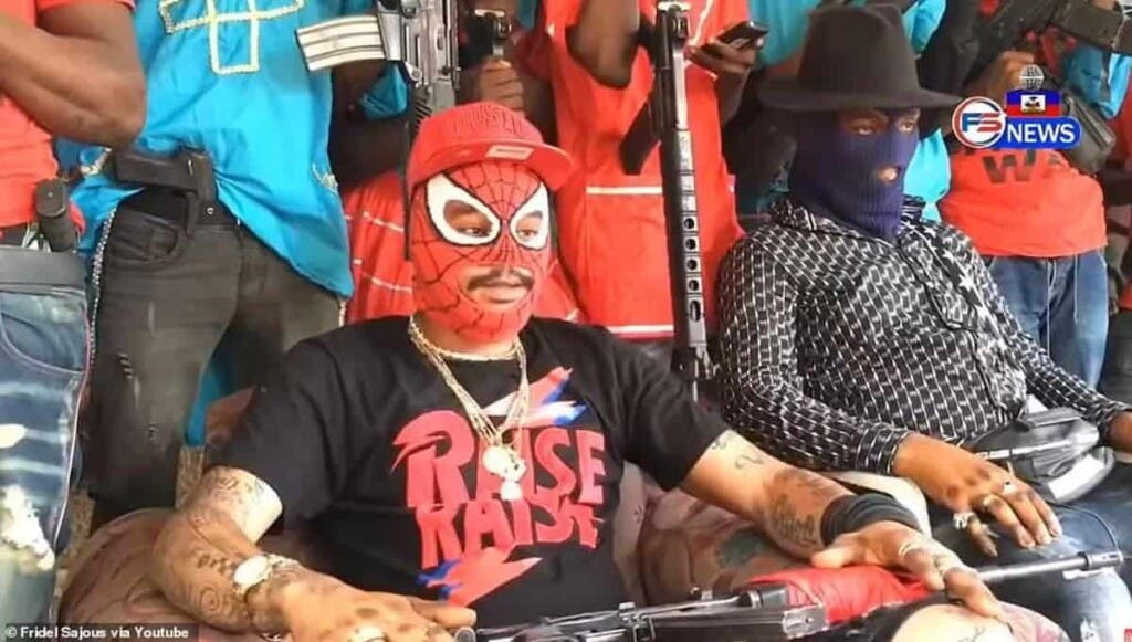La banda 400 Mawozo saltó a las noticias mundiales en octubre con el secuestro de 17 misioneros de Estados Unidos y Canadá que fueron retenidos durante dos meses, y en las últimas semanas ha enfrentado a una banda rival en tiroteos que han obligado a miles de personas a abandonar sus hogares.
Las bandas de Haití han sumado poder desde el asesinato del presidente Jovenel Moise en julio, y grandes zonas de la capital y del campo ya no están controladas por las autoridades gubernamentales.