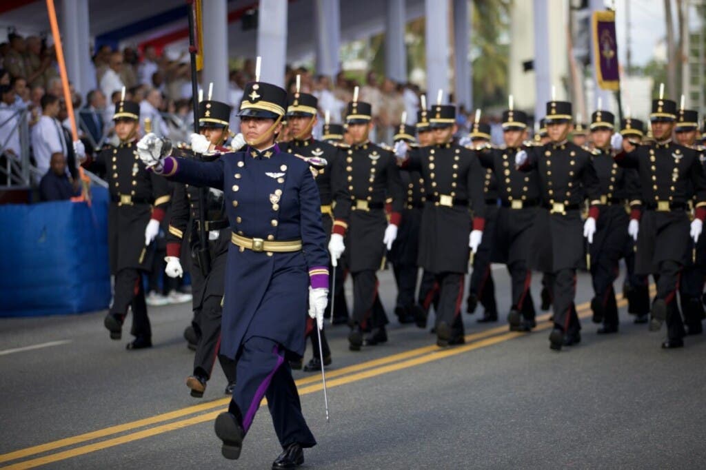 La celebración por el Día de la Independencia combina actos oficiales y referencias históricas. A través del desfile se recuerda la revolución independentista del 27 de febrero de 1844, liderada por Juan Pablo Duarte y los padres fundadores de la República.