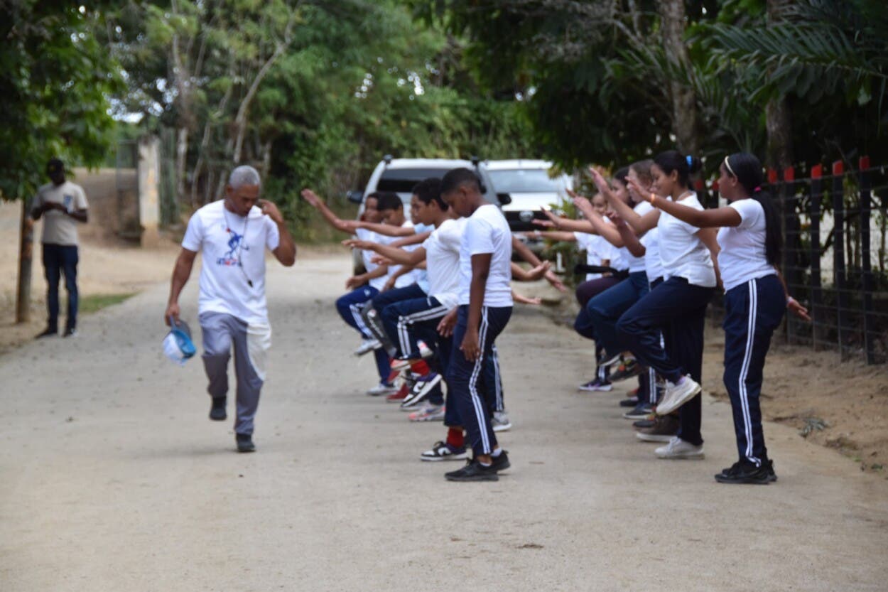 Recreo y educación física en la calle en escuela Ricardo Molina, SFCO