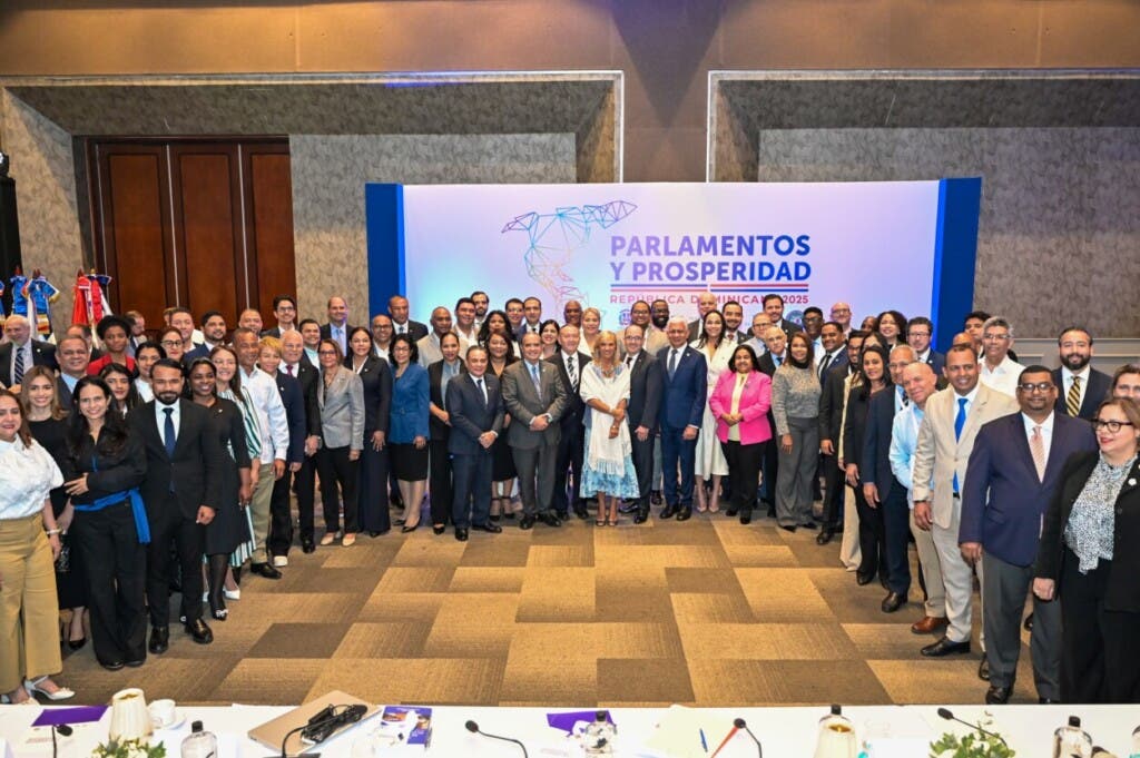 Mientras que el senador Rafael Barón Duluc aseguró que el Congreso trabaja en equilibrar el desarrollo tecnológico con la protección de derechos fundamentales.