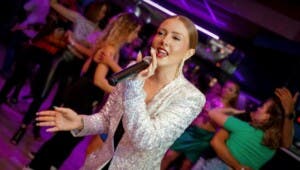 Kara Leona: La artista extranjera que abraza la bachata y la lleva al mundo
