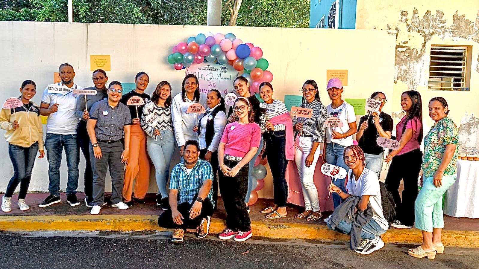 Vicealcaldesa de Villa González celebra Día de la Juventud con universitarios