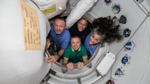 Astronautas varados en la EEI emprenden su regreso a Tierra tras nueve meses