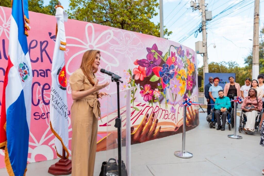 Alcaldía del DN y el Centro Carter develan mural sobre el derecho a la información de las mujeres