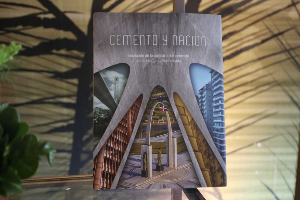 Portada del libro Cemento y Nación./Foto Olga De la cruz