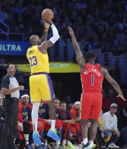 LeBron alcanza 50 mil puntos en temporada regular y playoffs