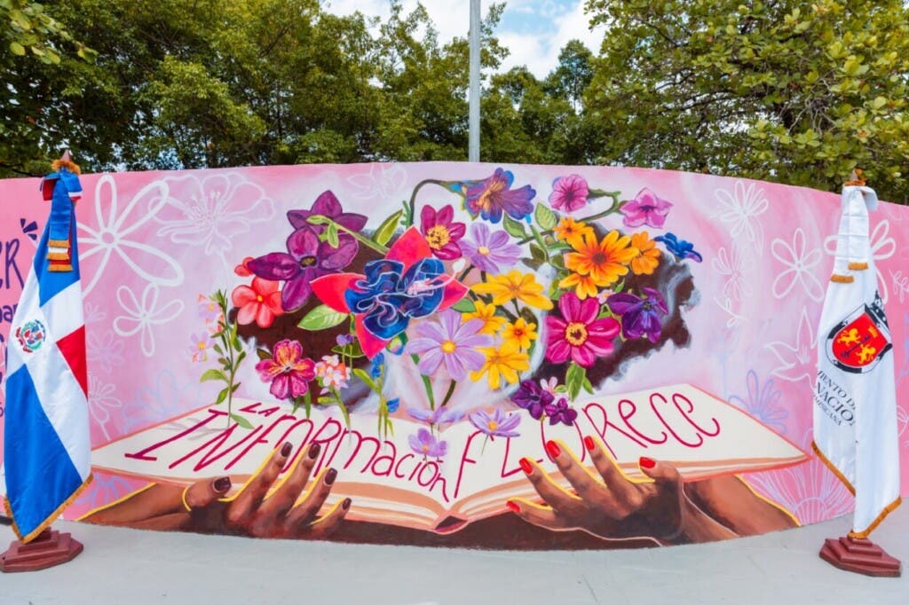 Alcaldía del DN y el Centro Carter develan mural sobre el derecho a la información de las mujeres