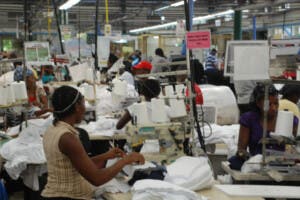 Trabajadoras dominicanas tienen más estudios y más inserción en sector formal que hombres