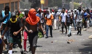 Expertos debaten la legalidad del decreto que califica bandas haitianas como terroristas