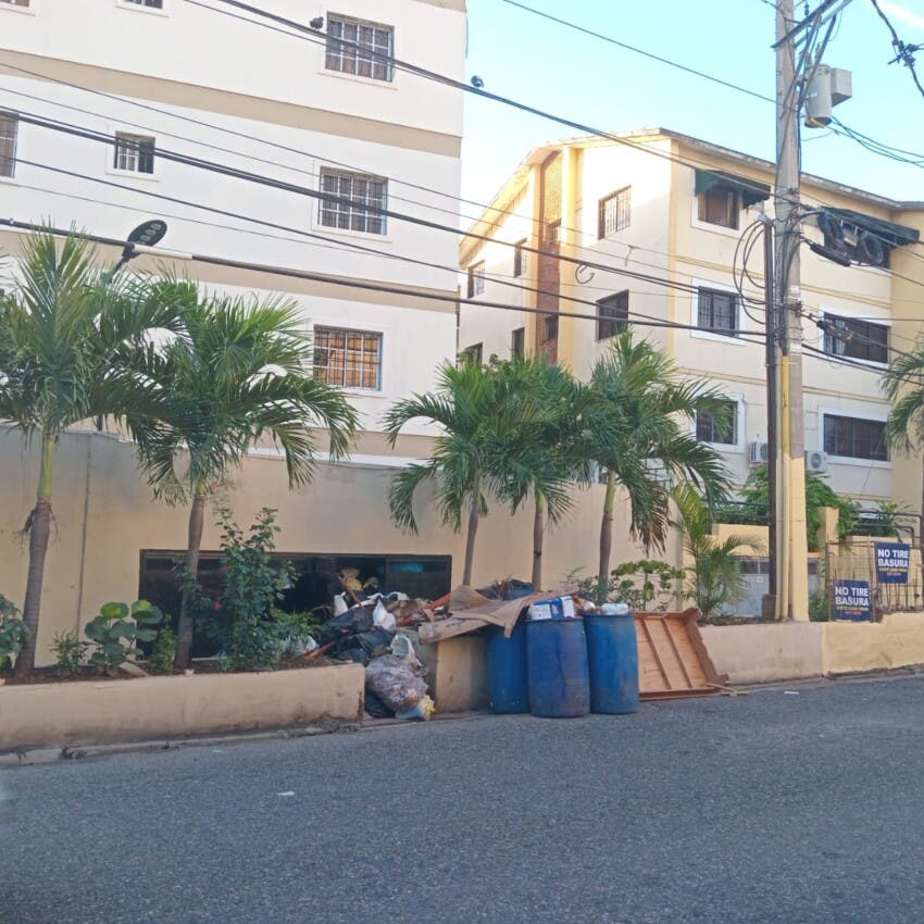 Denuncian ayuntamiento no recoge la basura en residencial Correa y Cidrón