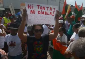 Bajo el sol y entre consignas, mujeres dominicanas reclaman un futuro sin violencia