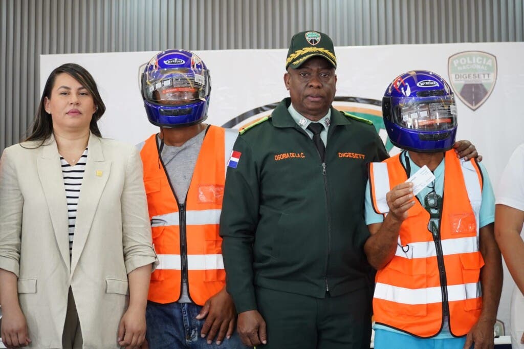 DIGESETT lleva su programa "Un Casco Para Salvar Tu Vida" al municipio de Sánchez