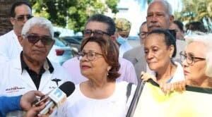 Médicos pensionados exigen aumento salarial para sobrevivir dignamente