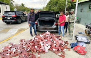 Detienen a cabo de policía con 80 mil cigarrillos en contrabando en El Higüerito