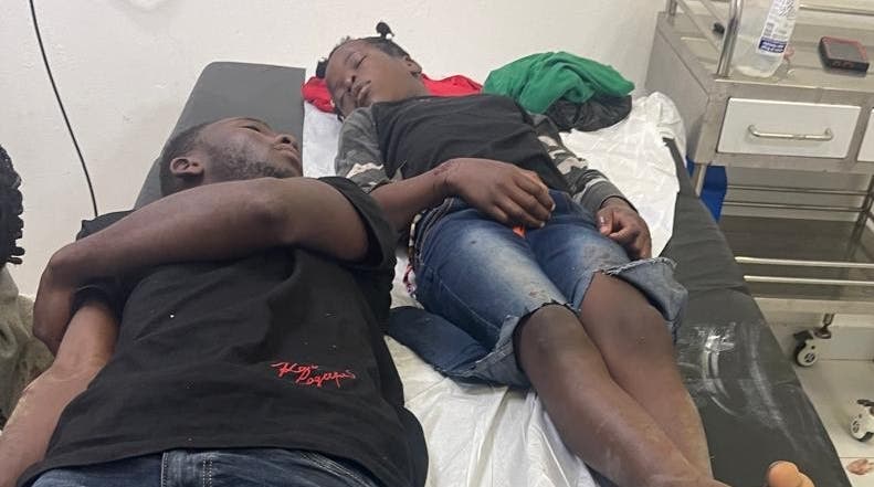 Mueren 2 haitianos; 16 heridos en vuelco