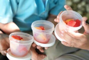 INABIE advierte sanciones a suplidores que incumplan con entrega de frutas en menú escolar