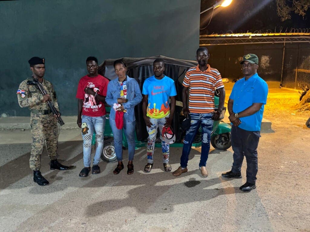 Abandonan dos moto-taxis con 12 haitianos indocumentados