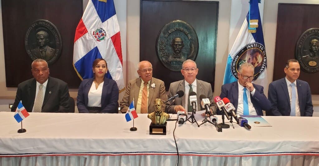 Directiva del Instituto Duartino en la rueda de prensa, donde mostraron preocupación por el decomiso de armas realizado en el puerto de Haina, en embarcación procedente de Miami e iba a Haití./Foto fuente externa