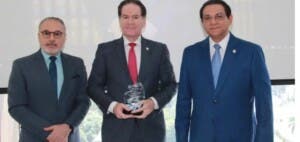 Clínica Unión Médica reconoce a Corripio