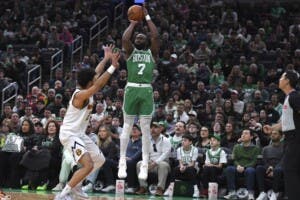 Celtics superan a Nuggets en enfrentamiento de campeones