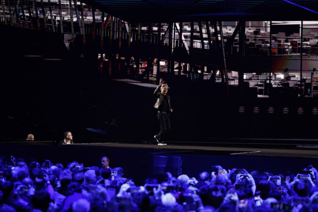 Desde el escenario, Huang anunció que General Motors ha seleccionado a Nvidia para asociarse con ellos "para construir su futura flota de automóviles autónomos".