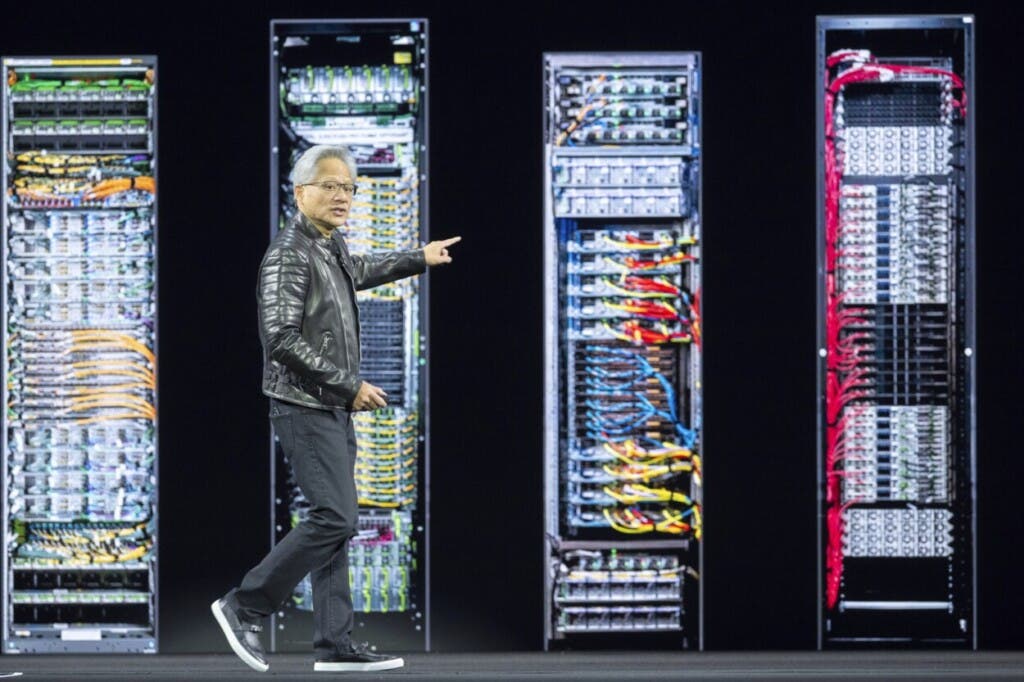 Desde el escenario, Huang anunció que General Motors ha seleccionado a Nvidia para asociarse con ellos "para construir su futura flota de automóviles autónomos".
