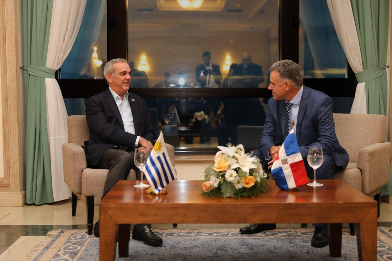 El presidente Abinader reafirma lazos con Uruguay en ceremonia de investidura y encuentros diplomáticos
